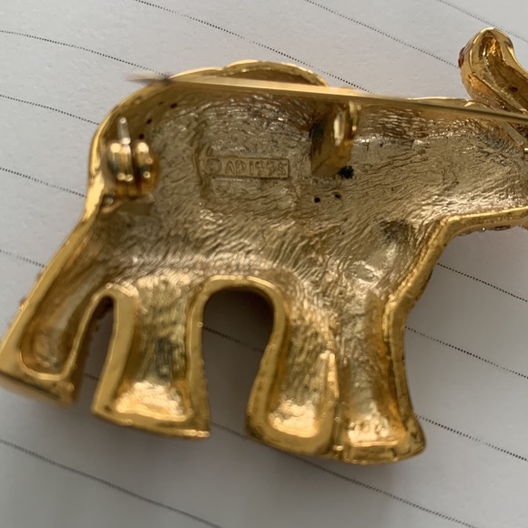 Intriguing Vintage Elephant Brooch - Picture 7 of 7